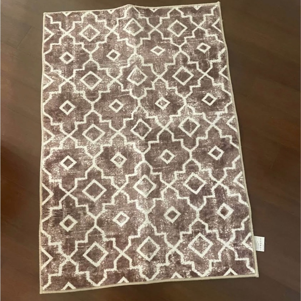 Geometric Patterned Bath Mat in Brown and Cream